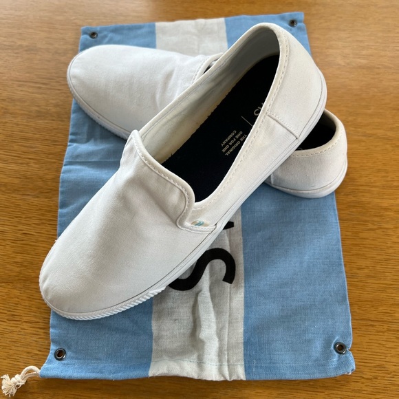 Toms White Canvas Slip Ons. Size-10. Comes with Dust bag.  Worn 2 or 3 times. - Picture 5 of 15